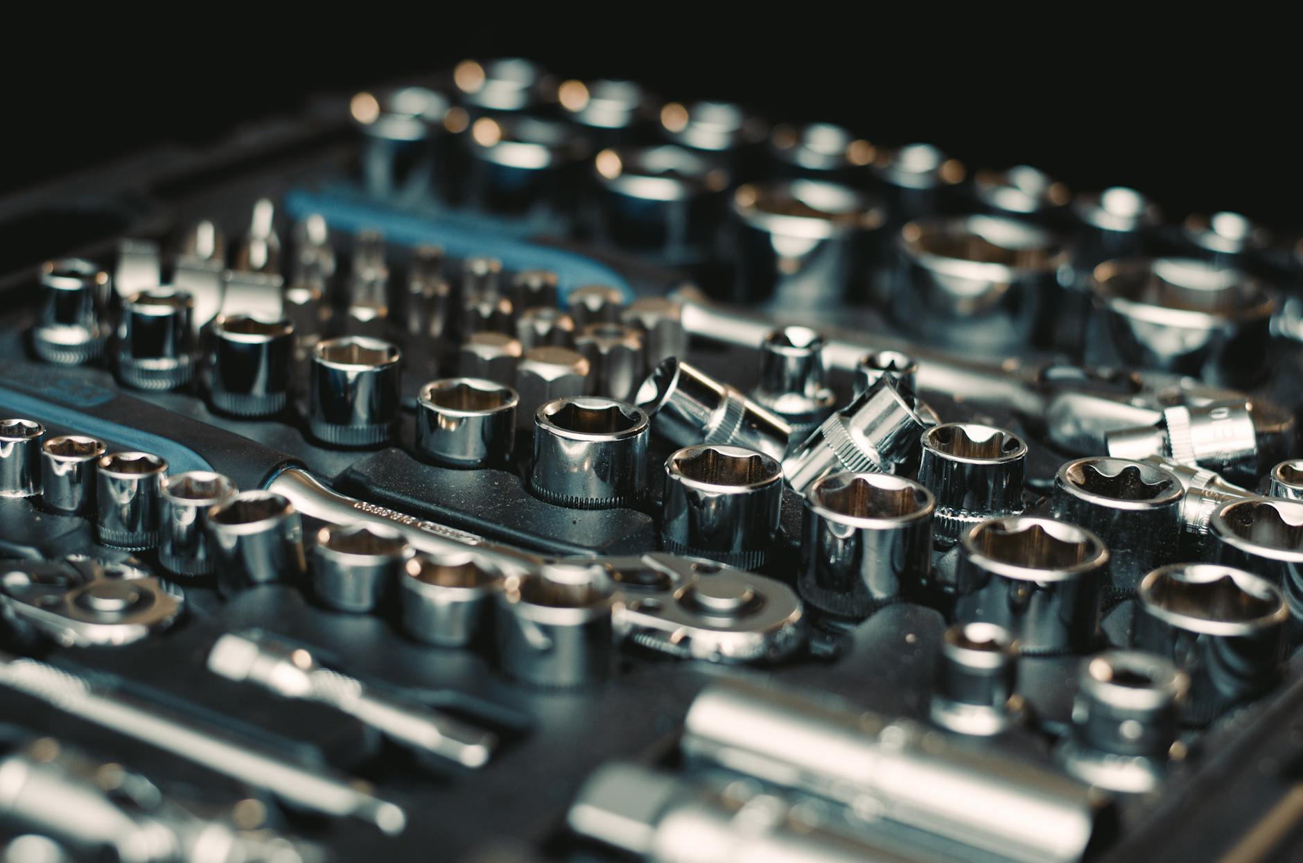 Zestaw metalowych kluczy nasadowych o różnych rozmiarach