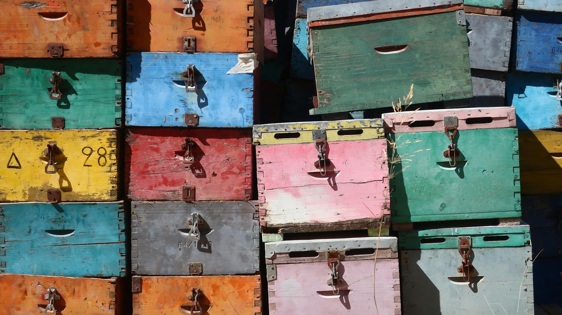 Kolorowe drewniane skrzynie ustawione jedna na drugiej na zewnątrz