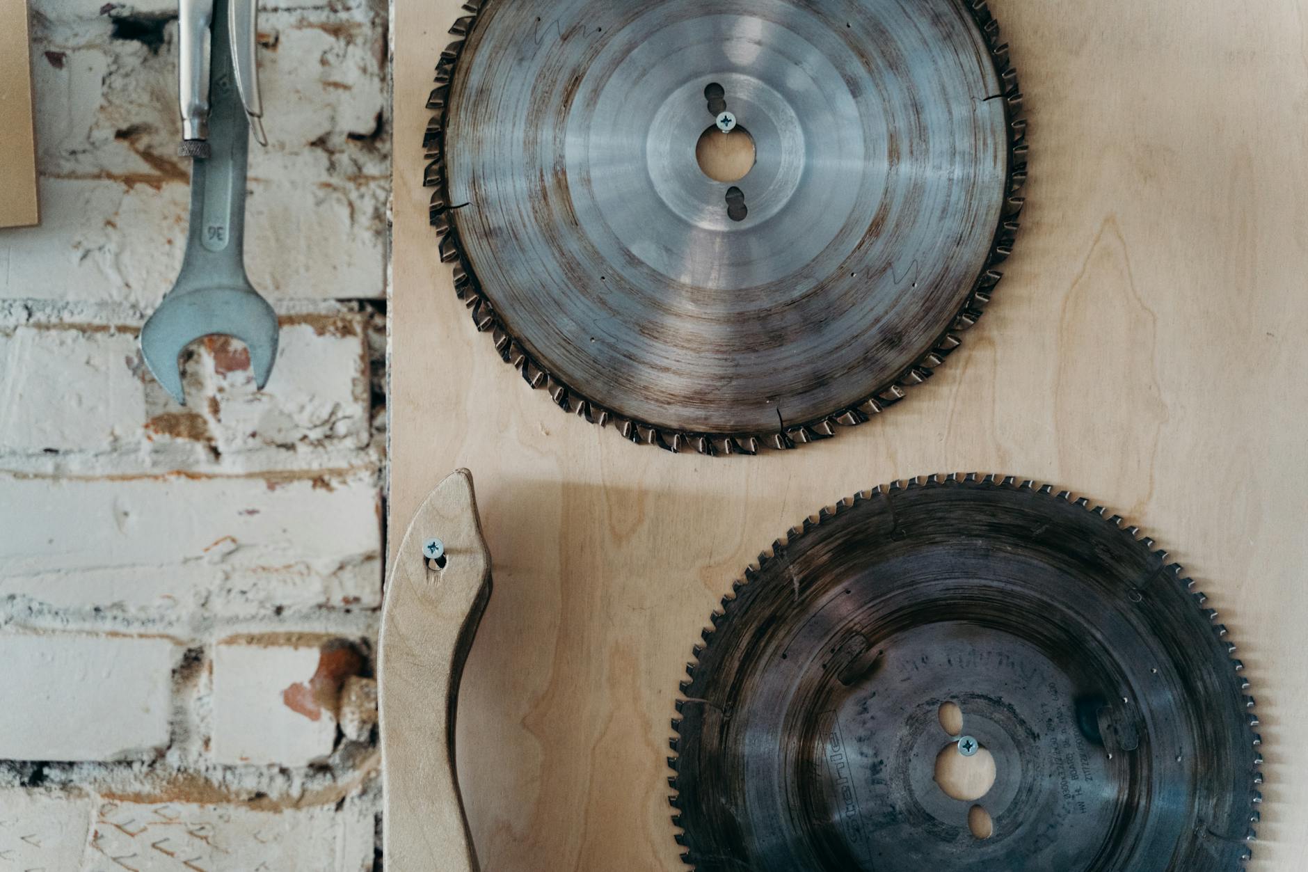 Piły tarczowe zamontowane w warsztacie podczas prac serwisowych