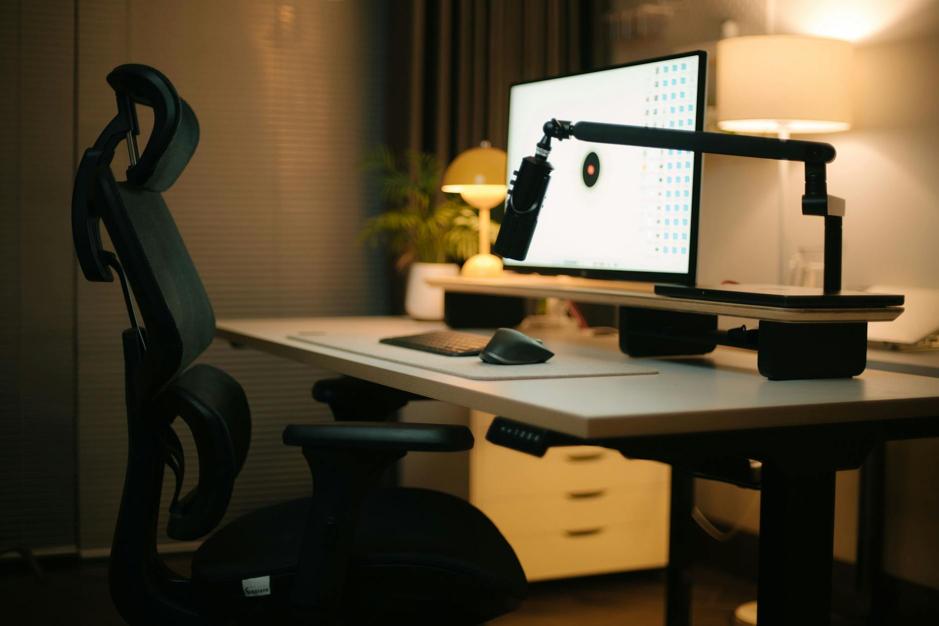 Domowe biuro z ergonomicznym fotelem, biurkiem i nastrojowym oświetleniem
