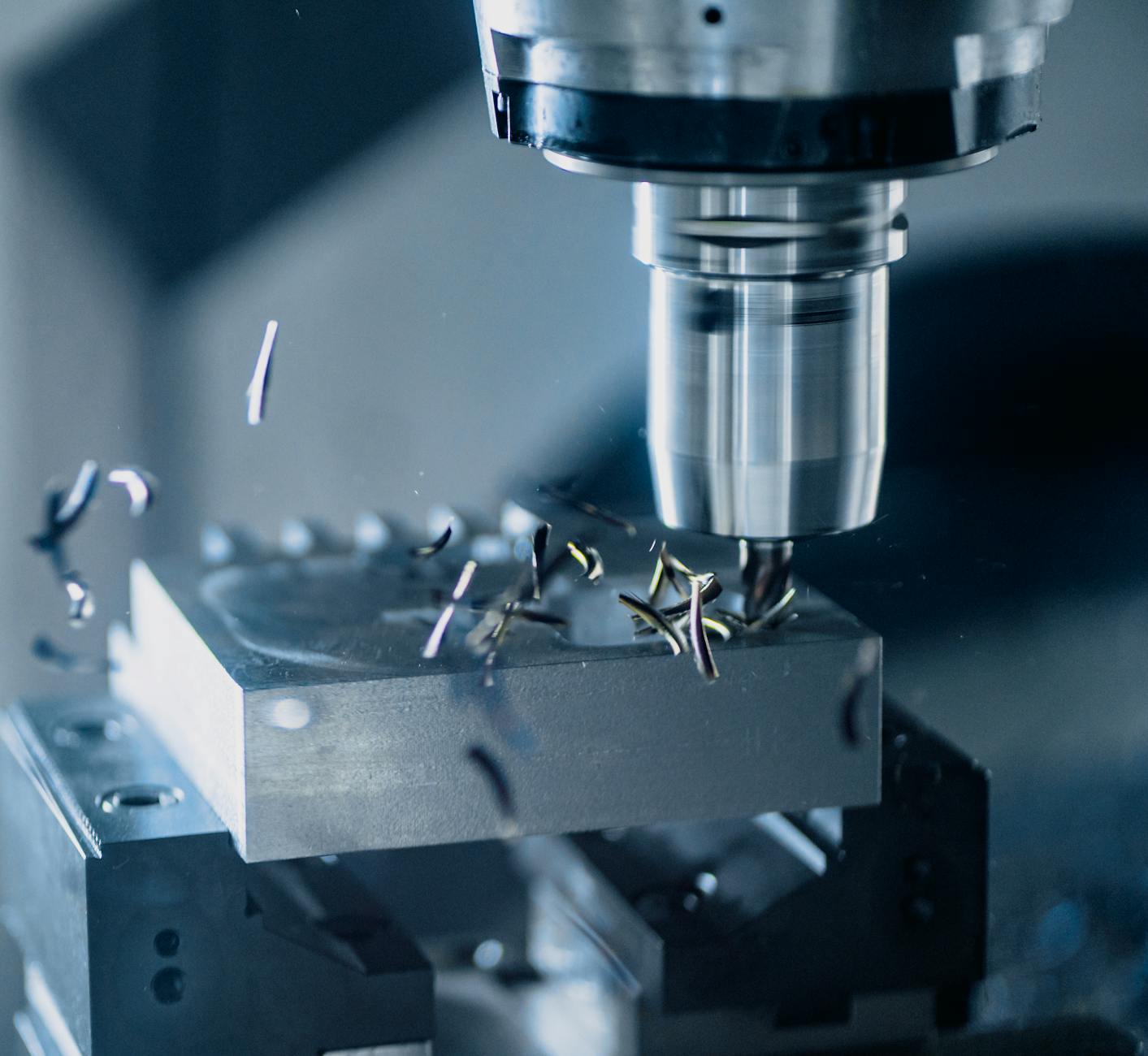 Zbliżenie frezarki CNC obrabiającej metalowy element