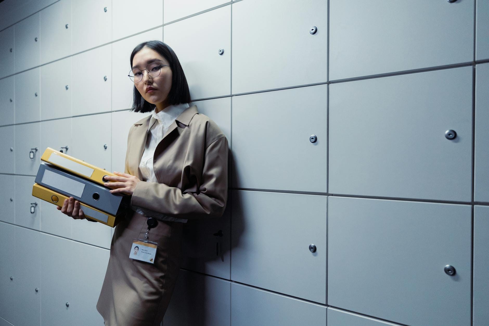 Bizneswoman z dokumentami w nowoczesnym biurze firmy